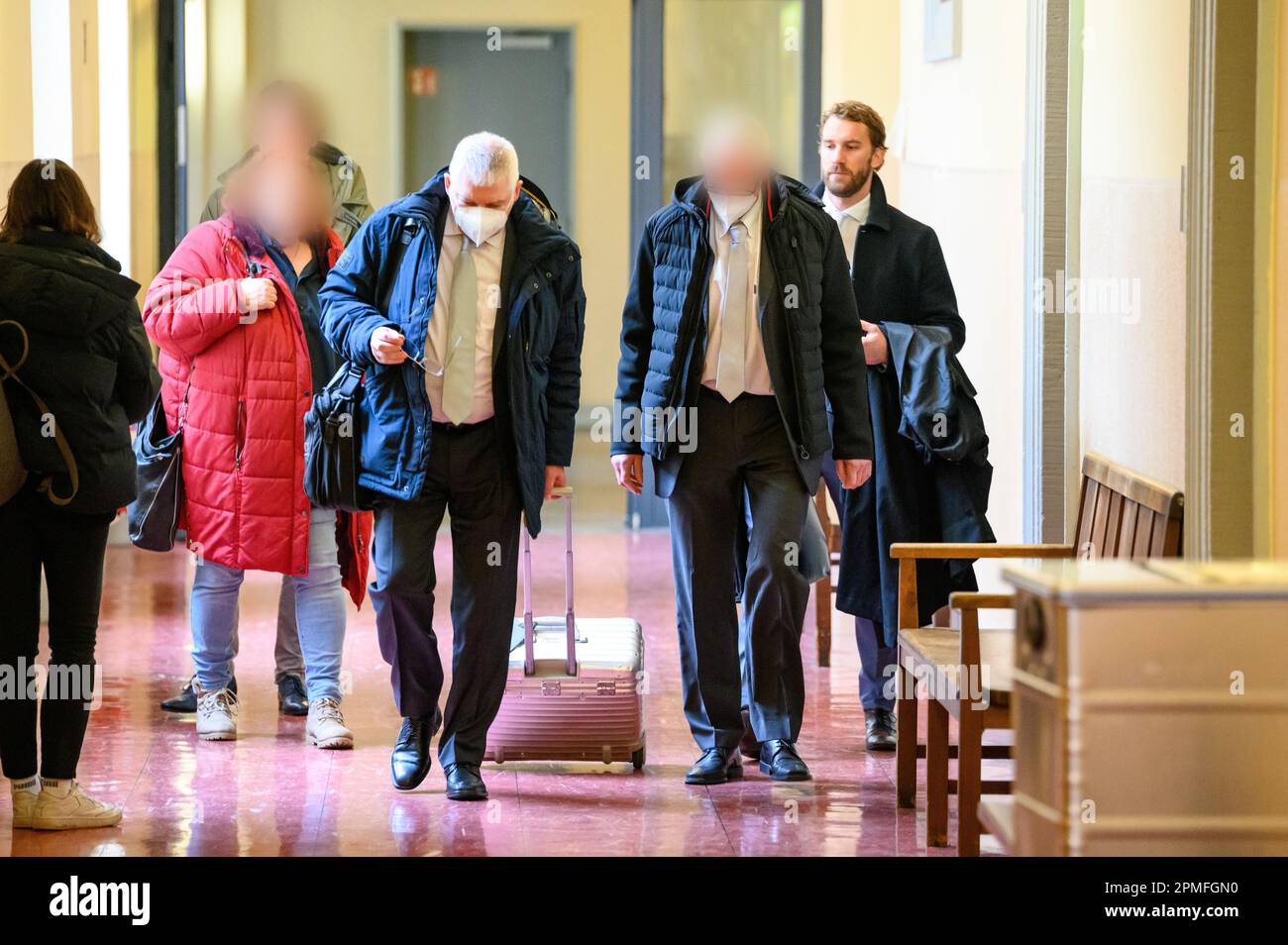 13 avril 2023, Hambourg : Un médecin accusé (2nd de droite) vient avec ses avocats Leon Kruse (r), Ulrich Steffen (3rd de droite) à la salle d'audience de la Cour régionale dans le bâtiment de justice pénale au début du procès contre deux médecins pour la mort d'un enfant après une opération. Lors du procès sur la mort d'un jeune de neuf ans après une opération de routine, le tribunal régional de Hambourg prévoit d'annoncer son verdict jeudi (9 h 00). Avant cela, les avocats de la défense des deux médecins accusés doivent faire leur plaidoyer. Le garçon avait été opéré sur son nez en 2007 pour améliorer son b Banque D'Images