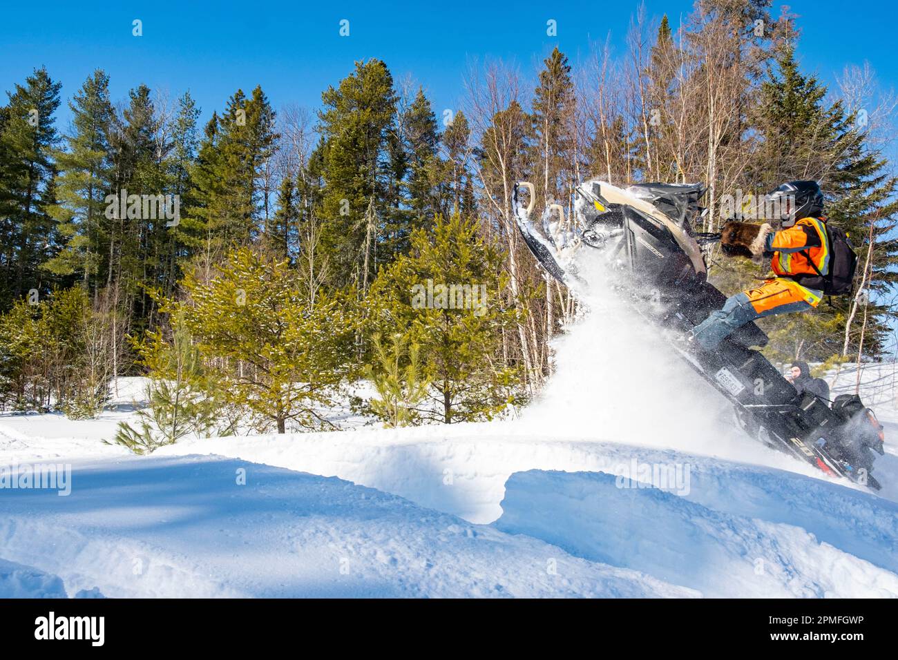 Canada, province de Québec, Saint-Michel-des-Saints, saut en motoneige Banque D'Images