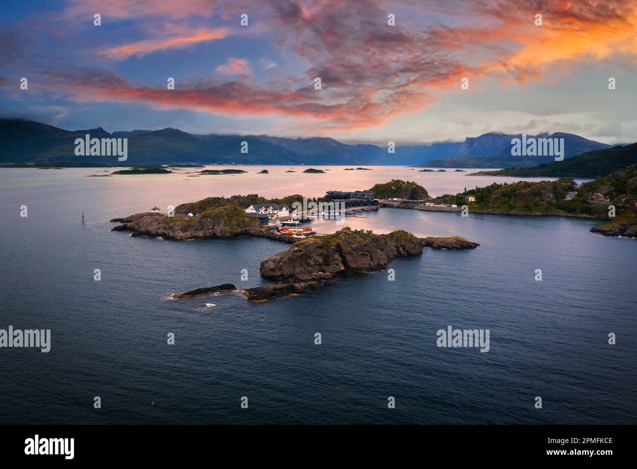 Vue aérienne au coucher du soleil sur le village de Hamn i Senja, sur l'île de Senja en Norvège Banque D'Images
