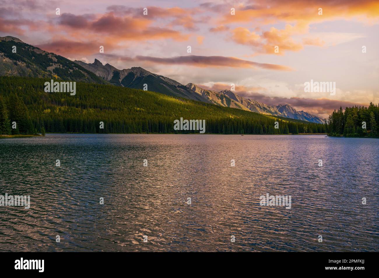 Coucher de soleil au-dessus du lac Jack dans le parc national Banff, Canada Banque D'Images