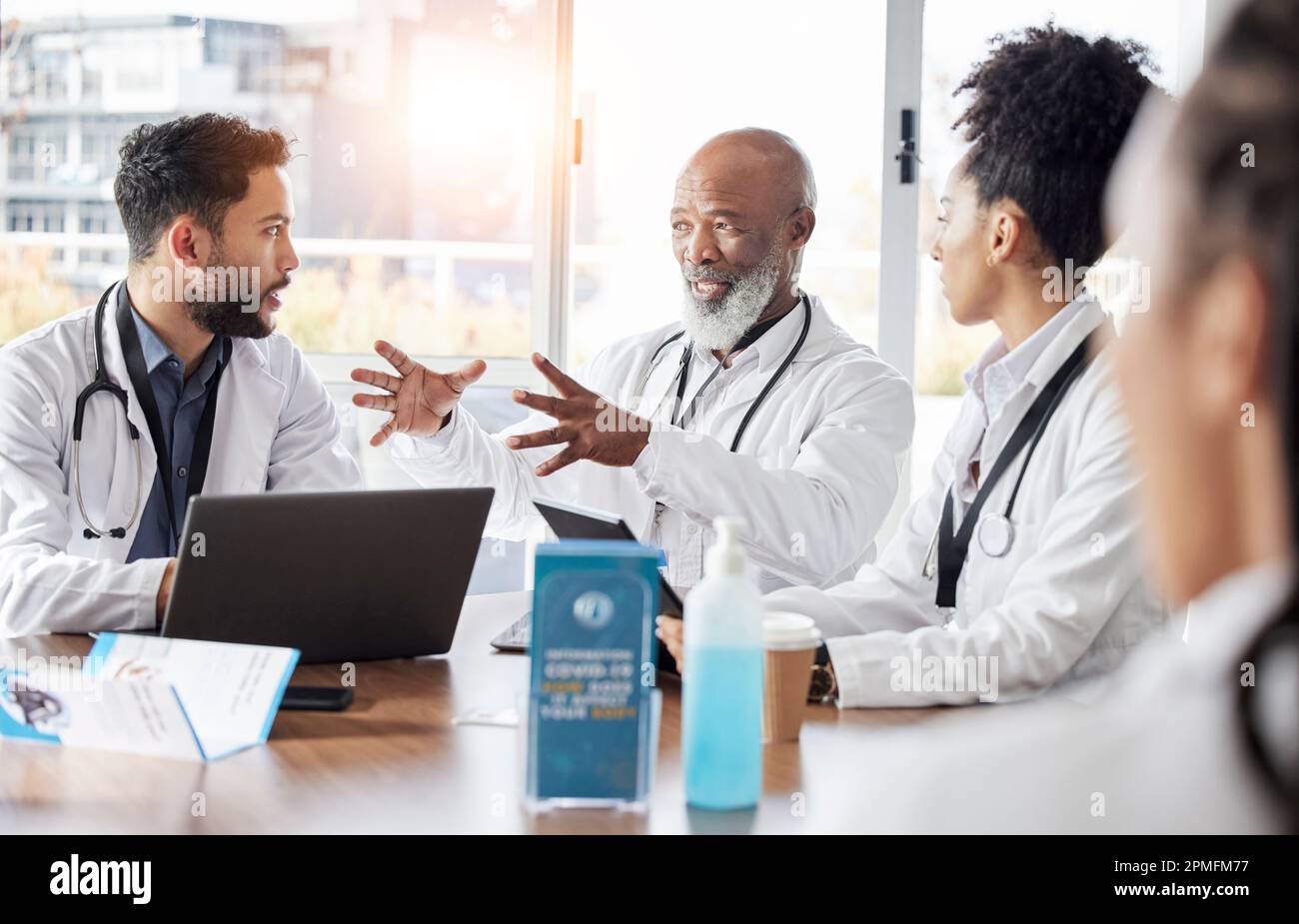 Équipe médicale, réunion et conférencier dans une salle de conférence de l'hôpital pour un séminaire de santé. Collaboration, travail d'équipe et personnel de bien-être dans un Banque D'Images