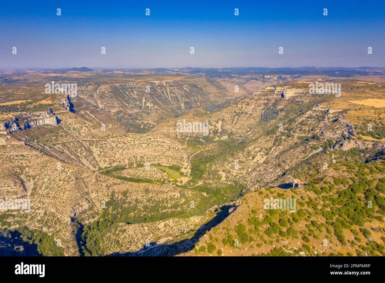 Vue aérienne du Grand site du Cirque des Navacelles dans les Gorges la vis à Cevennesof, Causse de Blandas calcaire karst plateau de montagne en Occitanie, Banque D'Images