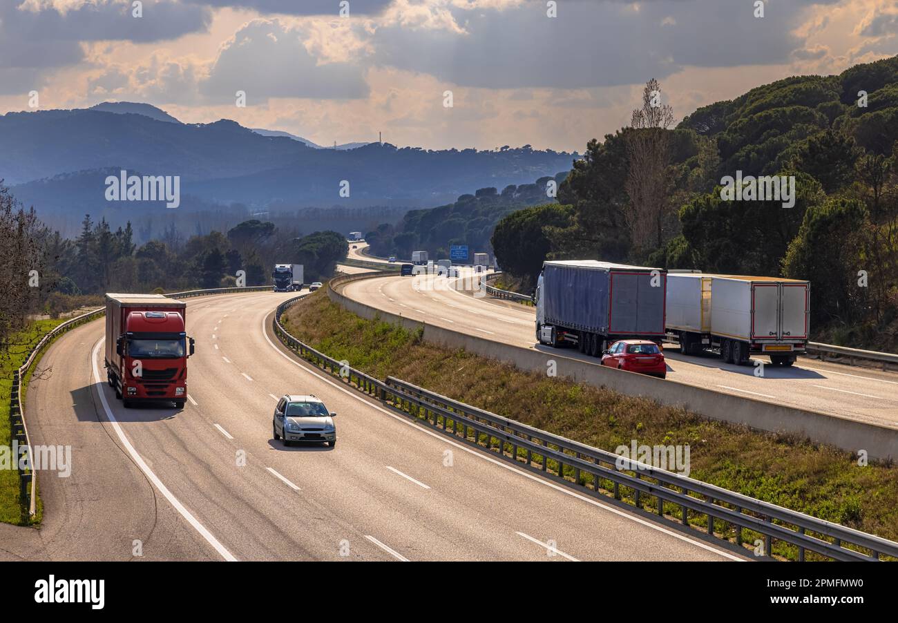 Voir plus de AP7 autoroutes de Mediterrania trafic avec des camions de fret et le trafic de vacances. Catalogne, Espagne Banque D'Images