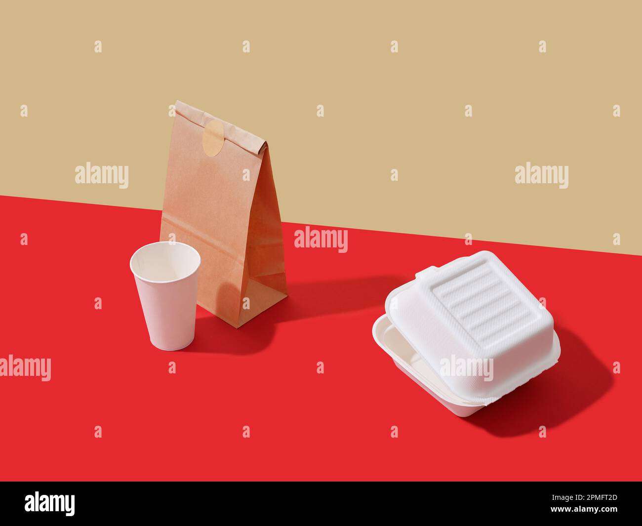 Emballage des aliments à emporter : boîtes et récipients sur fond coloré avec espace de texte. Concept minimaliste Banque D'Images