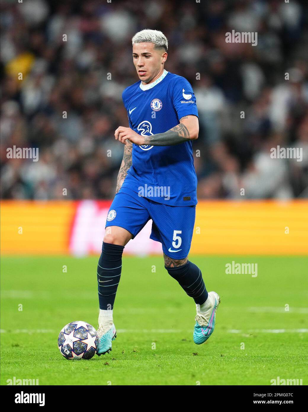 Madrid, Espagne. 12/04/2023, Enzo Fernandez du FC Chelsea lors du match de la Ligue des champions de l'UEFA, quart-finale, 1st jambes entre le Real Madrid et le FC Chelsea jouées au stade Santiago Bernabeu sur 12 avril 2023 à Madrid, Espagne. (Photo de Sergio Ruiz / PRESSIN) Banque D'Images Madrid, Espagne. 12/04/2023, Enzo Fernandez du FC Chelsea lors du match de la Ligue des champions de l'UEFA, quart-finale, 1st jambes entre le Real Madrid et le FC Chelsea jouées au stade Santiago Bernabeu sur 12 avril 2023 à Madrid, Espagne. (Photo de Sergio Ruiz / PRESSIN) Banque D'Images