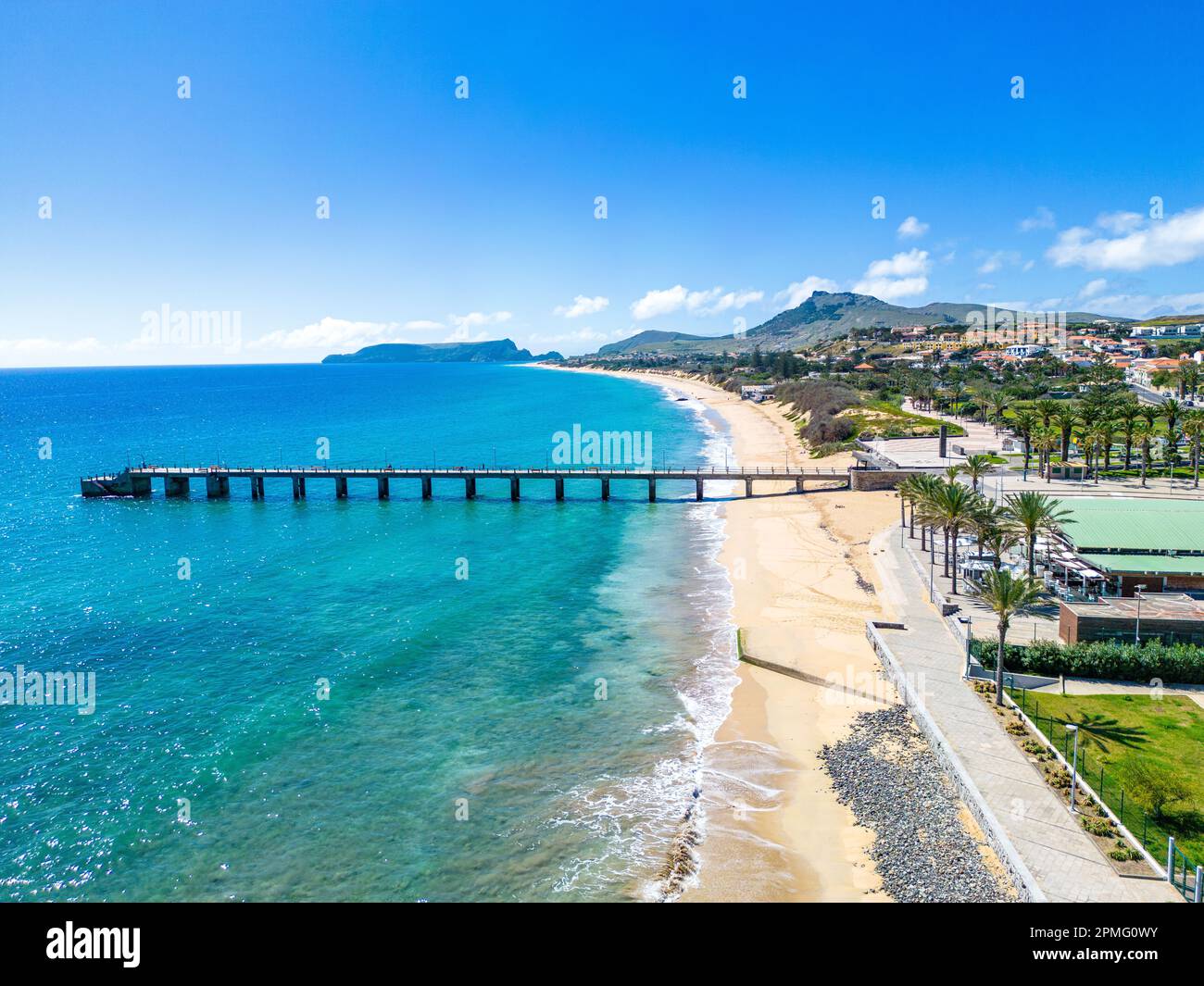 Vue aérienne de Porto Santo Beach. Jetée de Vila Baleira. Destination touristique populaire sur l'île du Portugal dans l'océan Atlantique. Vila Baleira à Porto Santo Banque D'Images