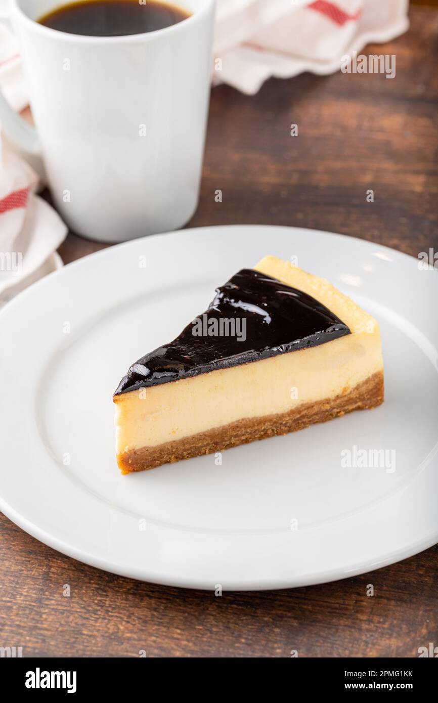 Cheesecake au chocolat avec café sur table en bois Banque D'Images