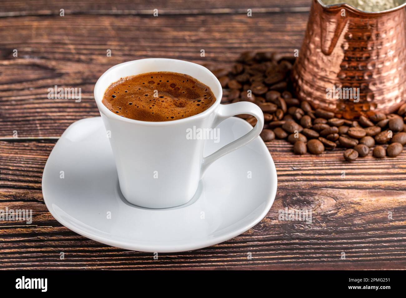 Café turc dans une tasse de café moderne sur une table en bois Banque D'Images