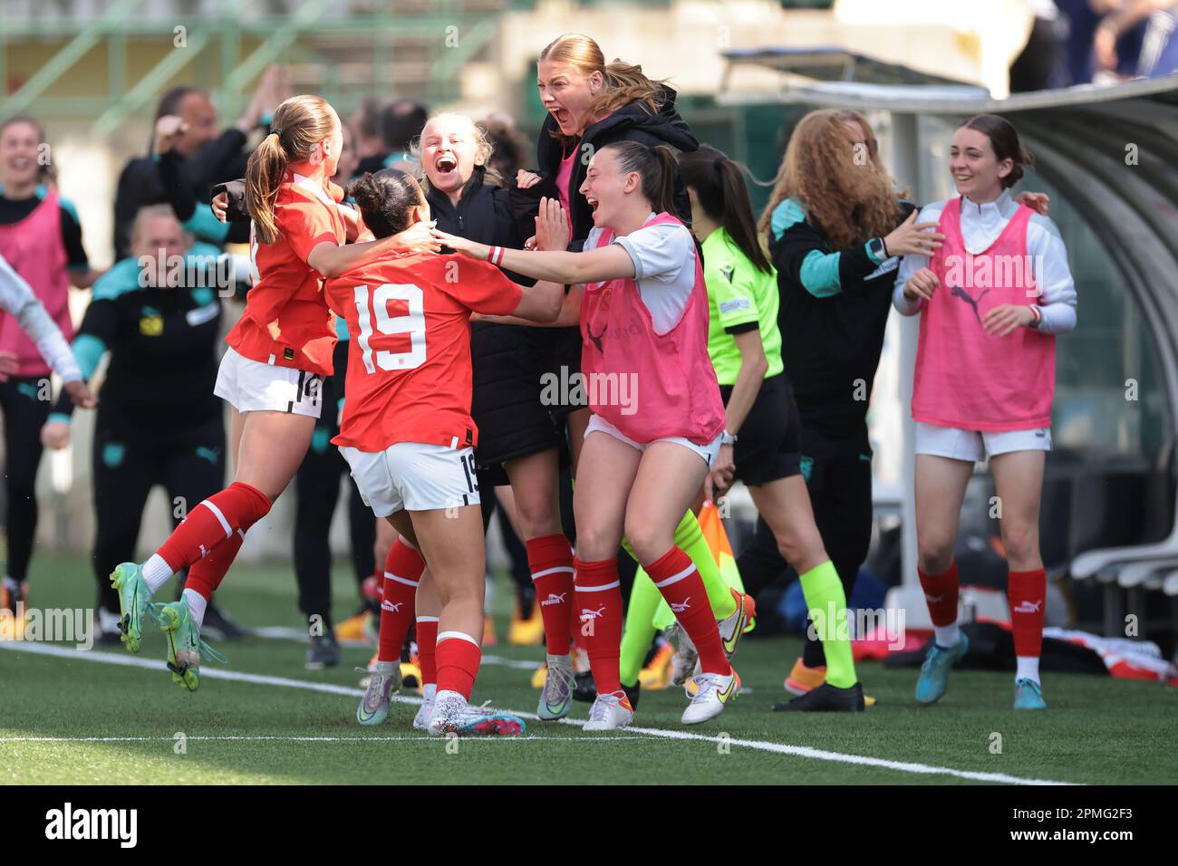 Vercelli, Italie, 11th avril 2023. Nicole Ojukwu d'Autriche fête avec ses coéquipiers après avoir marqué pour donner à la partie une avance de 1-0 lors du championnat UEFA U19 au Stadio Silvio Piola, Vercelli. Le crédit photo devrait se lire: Jonathan Moscrop / Sportimage Banque D'Images