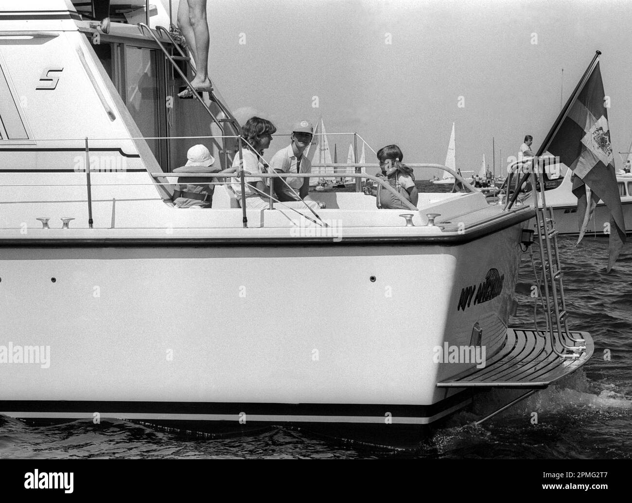 LA REINE SILVIA de Suède avec son ami Agneta Krügher et ses enfants sur le pont de la poupe à bord d'un bateau familial au début de la course Baltique /Gotland autour de la course/ à l'extérieur de Sandhamn à Stockholm arcipelago Banque D'Images