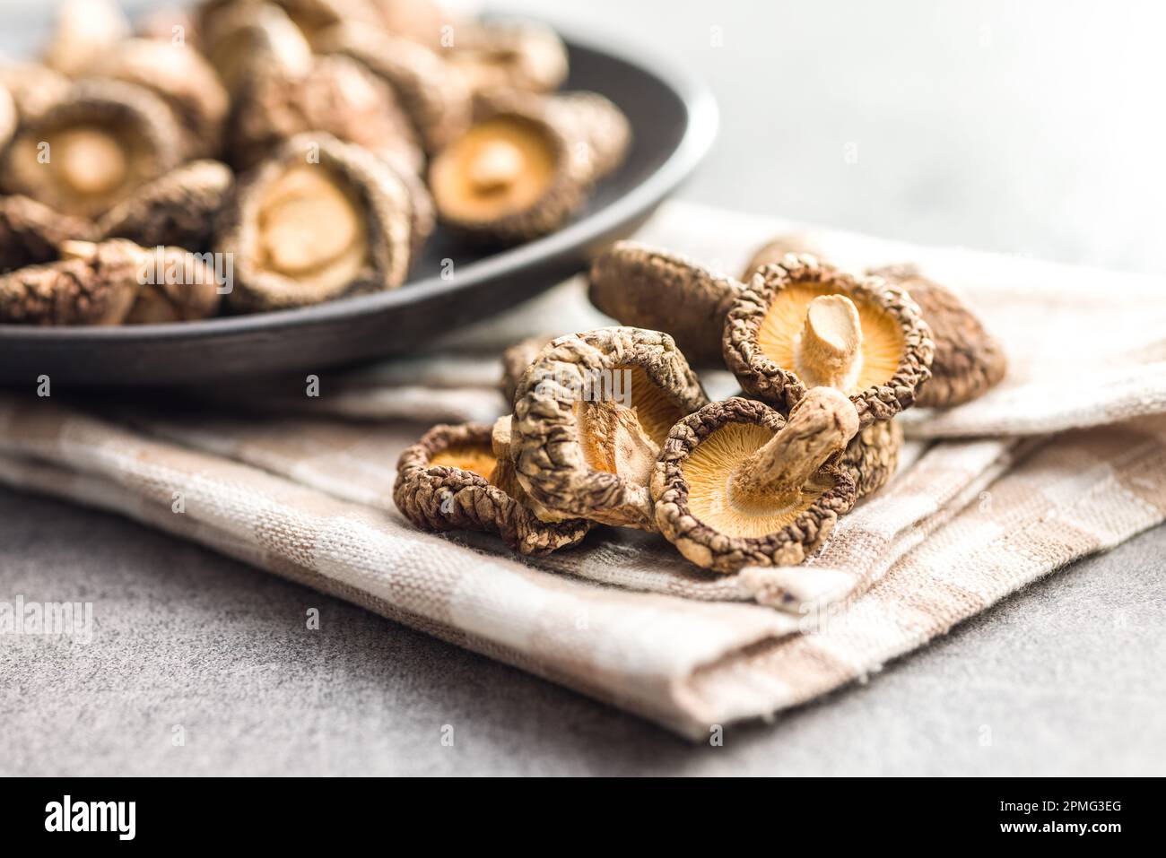 Champignons shiitake séchés sur la table de cuisine. Banque D'Images