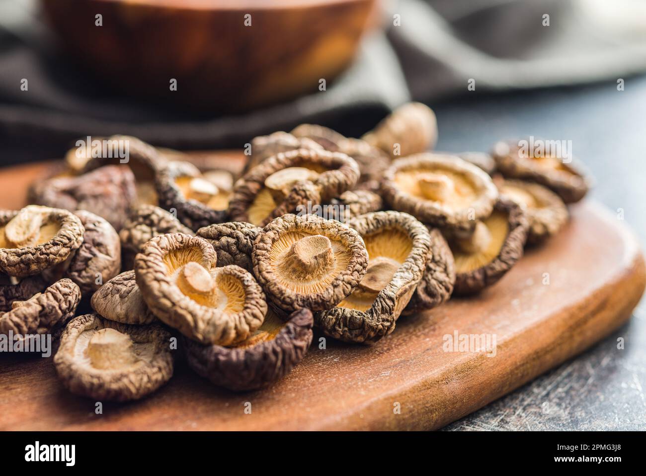 Champignons shiitake séchés sur la table de cuisine. Banque D'Images