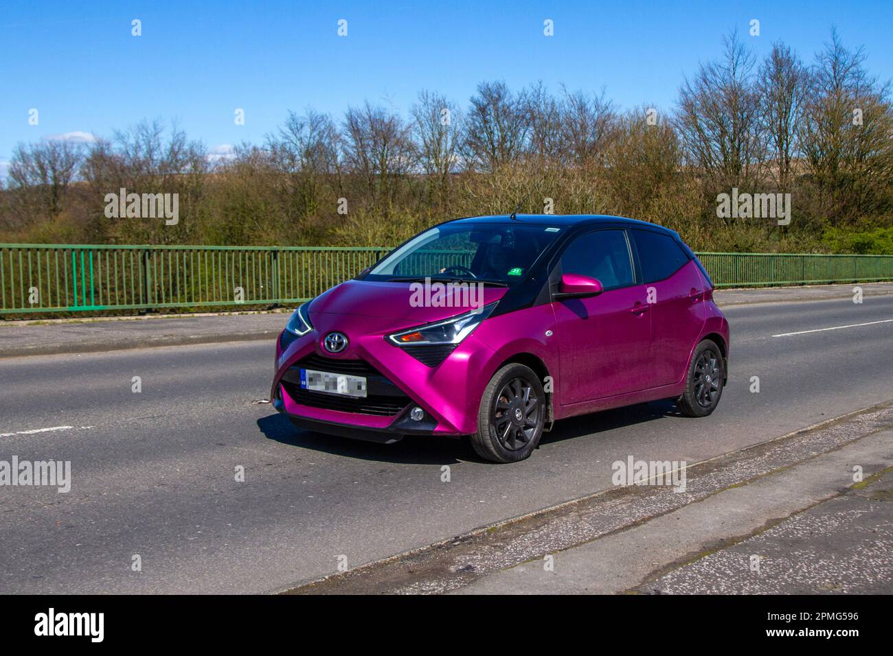 2018 Purple TOYOTA AYGO X-cite VVT-1 998cc à hayon à essence; traversée du pont autoroutier M61 dans le Grand Manchester, Royaume-Uni Banque D'Images