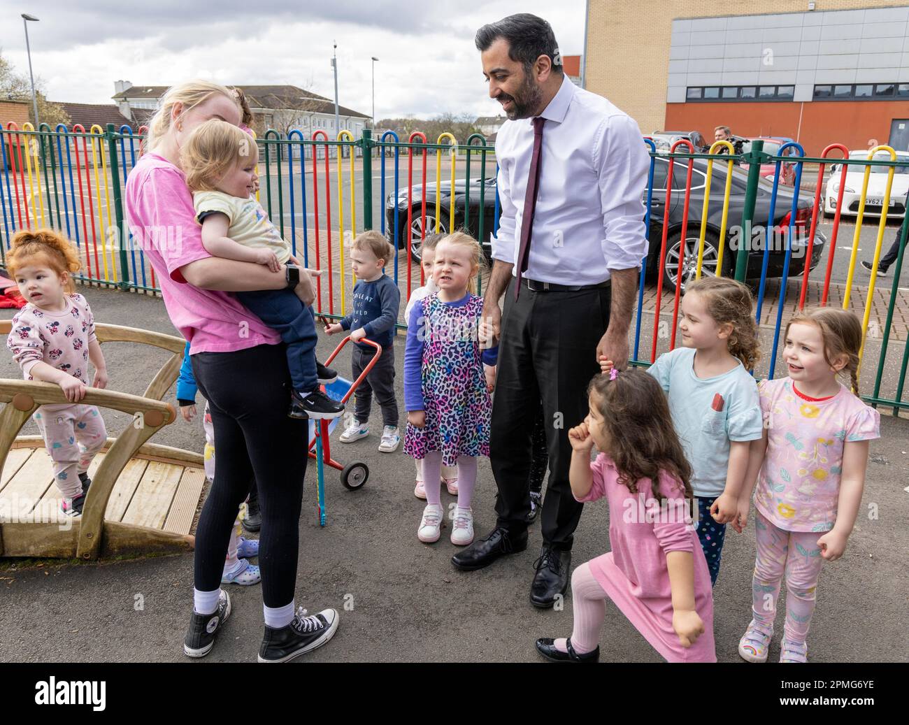 Le premier ministre Humza Yousaf, lors d'une visite à une pépinière de l'école primaire de Crookston Castle, à Glasgow, pour voir comment un projet visant à intégrer les interventions sur la pauvreté chez les enfants et à rassembler les services dans toute la ville a un impact positif pour les familles. Date de la photo: Jeudi 13 avril 2023. Banque D'Images