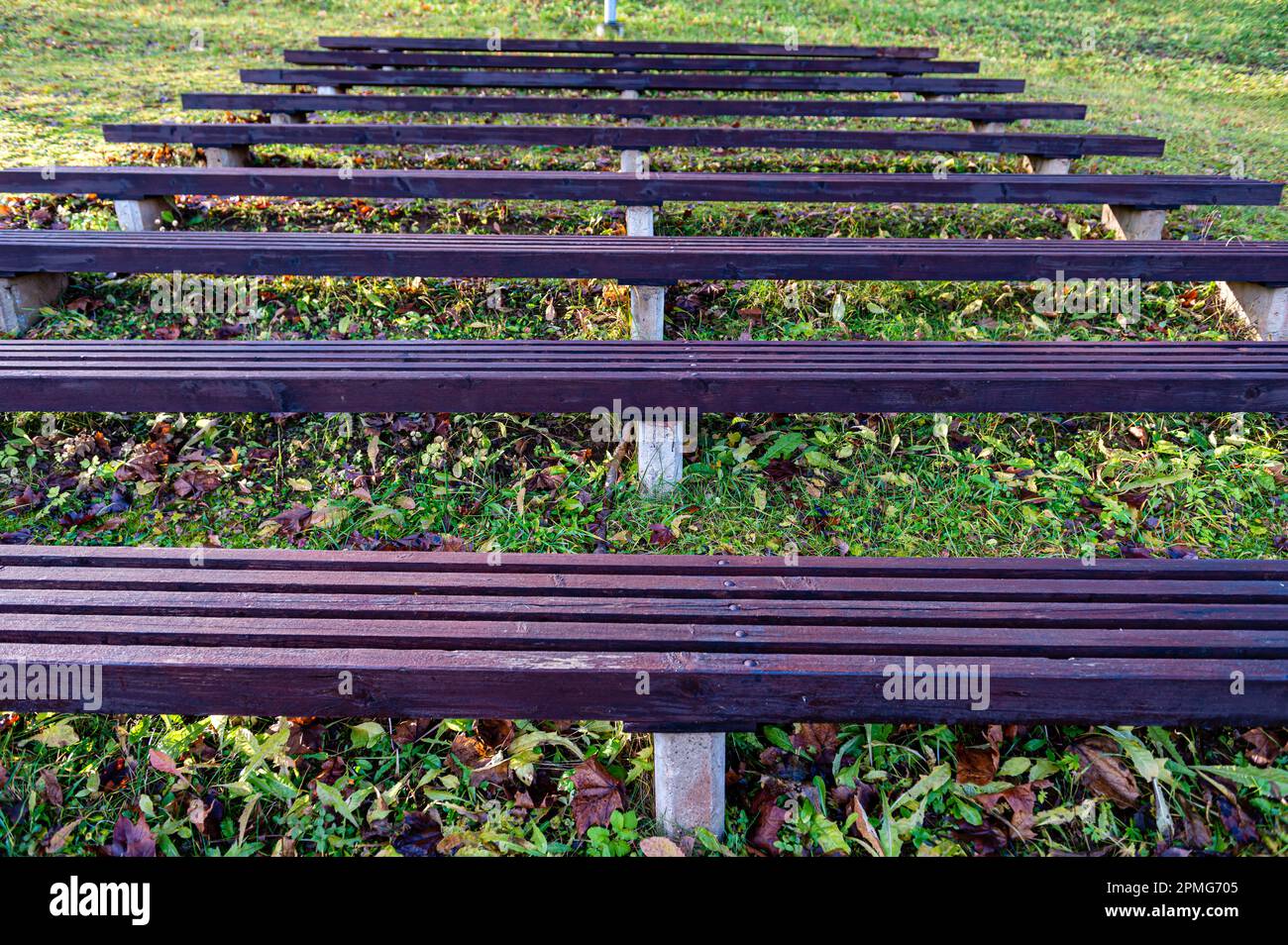 Sièges de spectateurs de la scène en plein air. Construction de sièges en bois. Banque D'Images