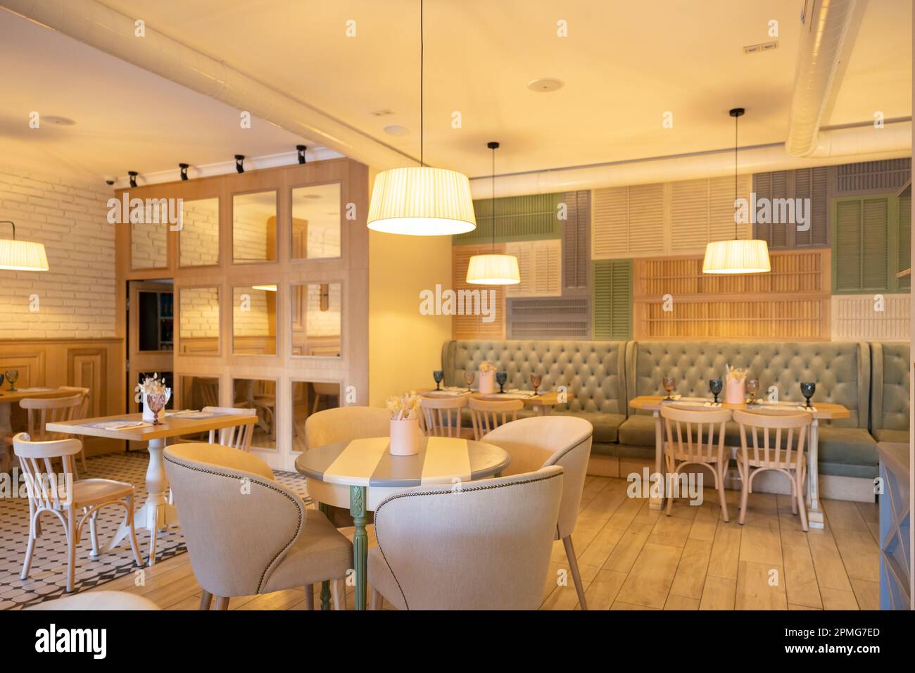 Intérieur élégant d'un restaurant confortable. Décoration intérieure moderne dans des couleurs claires Banque D'Images