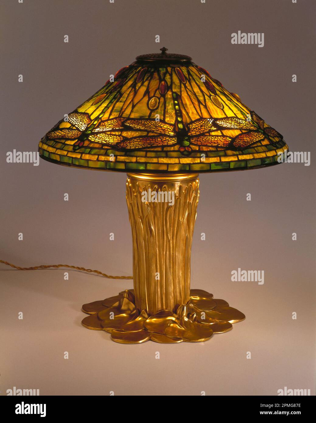 Lampe Dragonfly (numéros de modèle 1462 (abat-jour), 225 (base)) lampe; conçue par Clara Driscoll (américaine, 1861 - 1933); Directrice de conception: Louis Comfort Tiffany (américaine, 1848–1933); produite par Tiffany and Co (Etats-Unis) ; Etats-Unis ; vitrail, plomb, laiton, bronze doré Banque D'Images