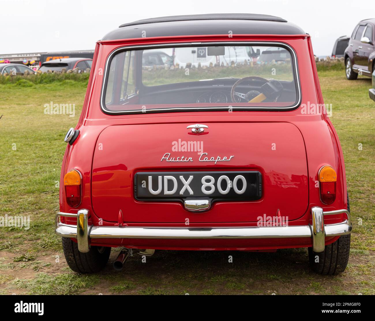 2023 avril - Classic Red Mini Cooper au Pageant of Motaing on the pelouses at Weston super Mare, dans le nord du Somerset, Royaume-Uni. Banque D'Images