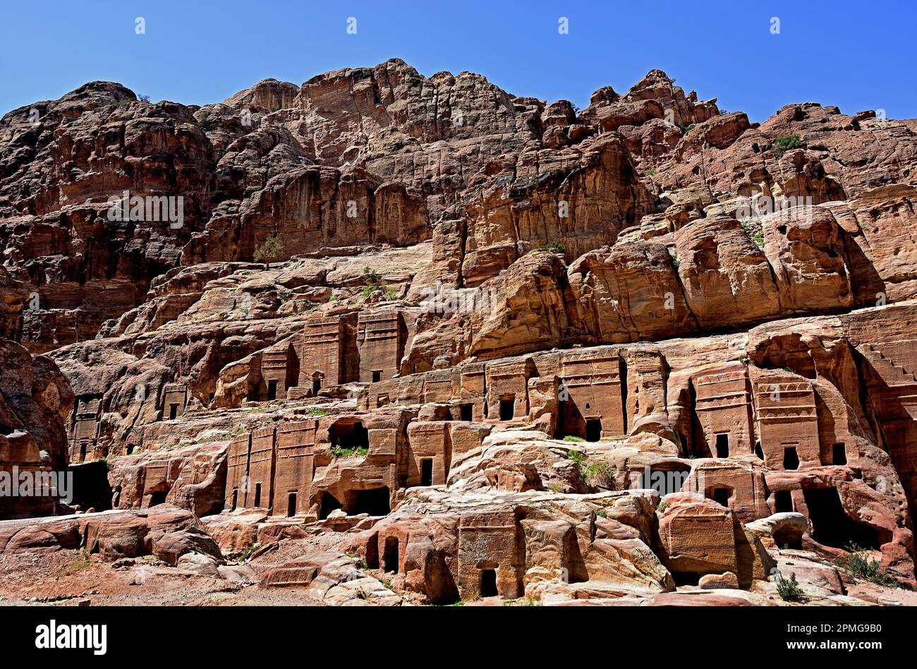 Rue des façades Petra ville de Nabataean caravane-ville façades découpées en roche Jordanie grès sculpté désert de roche. Banque D'Images