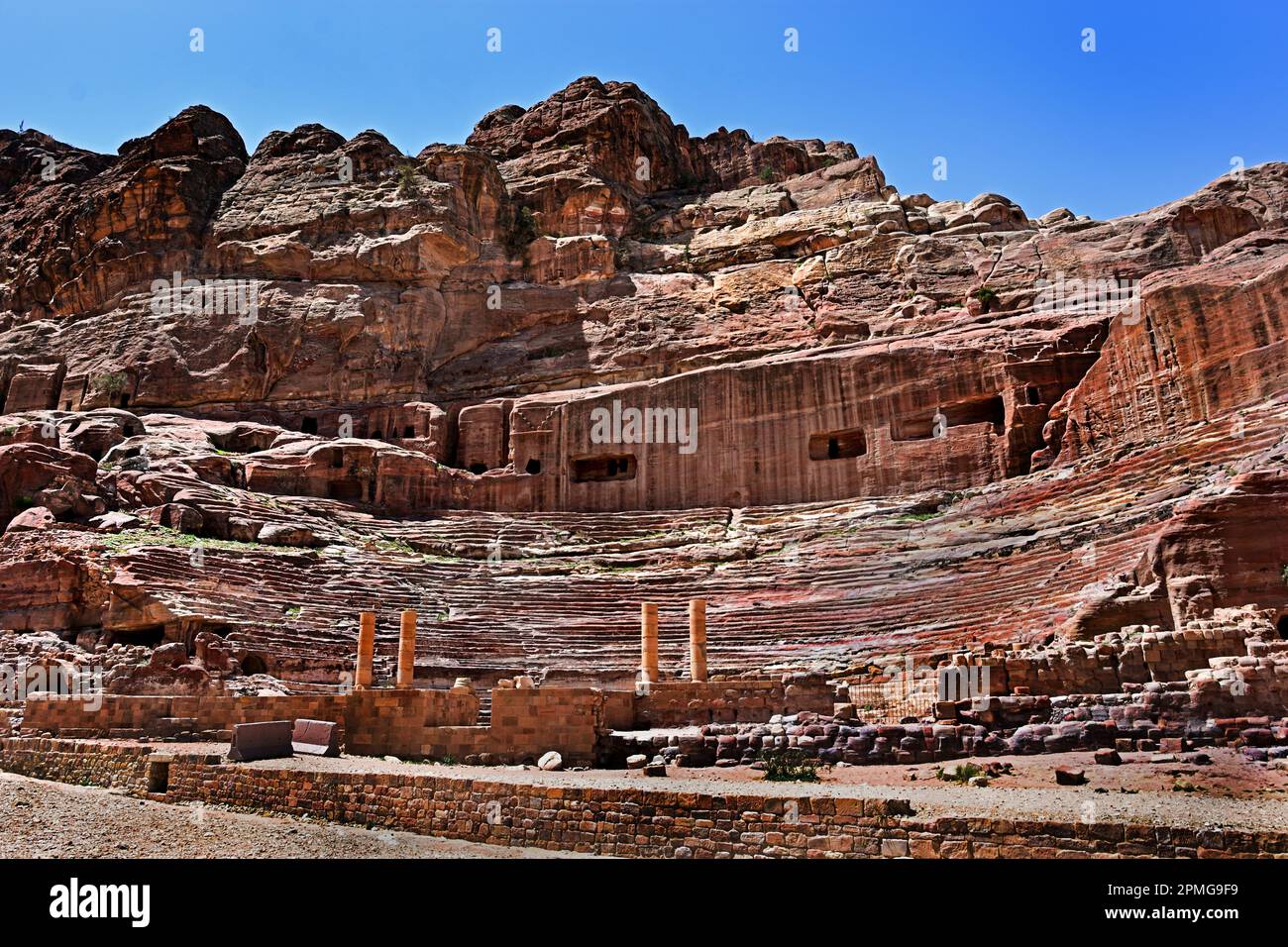 Petra ville Nabataean caravane-ville façades découpées en pierre Jordanie grès sculpté désert de roche. Banque D'Images