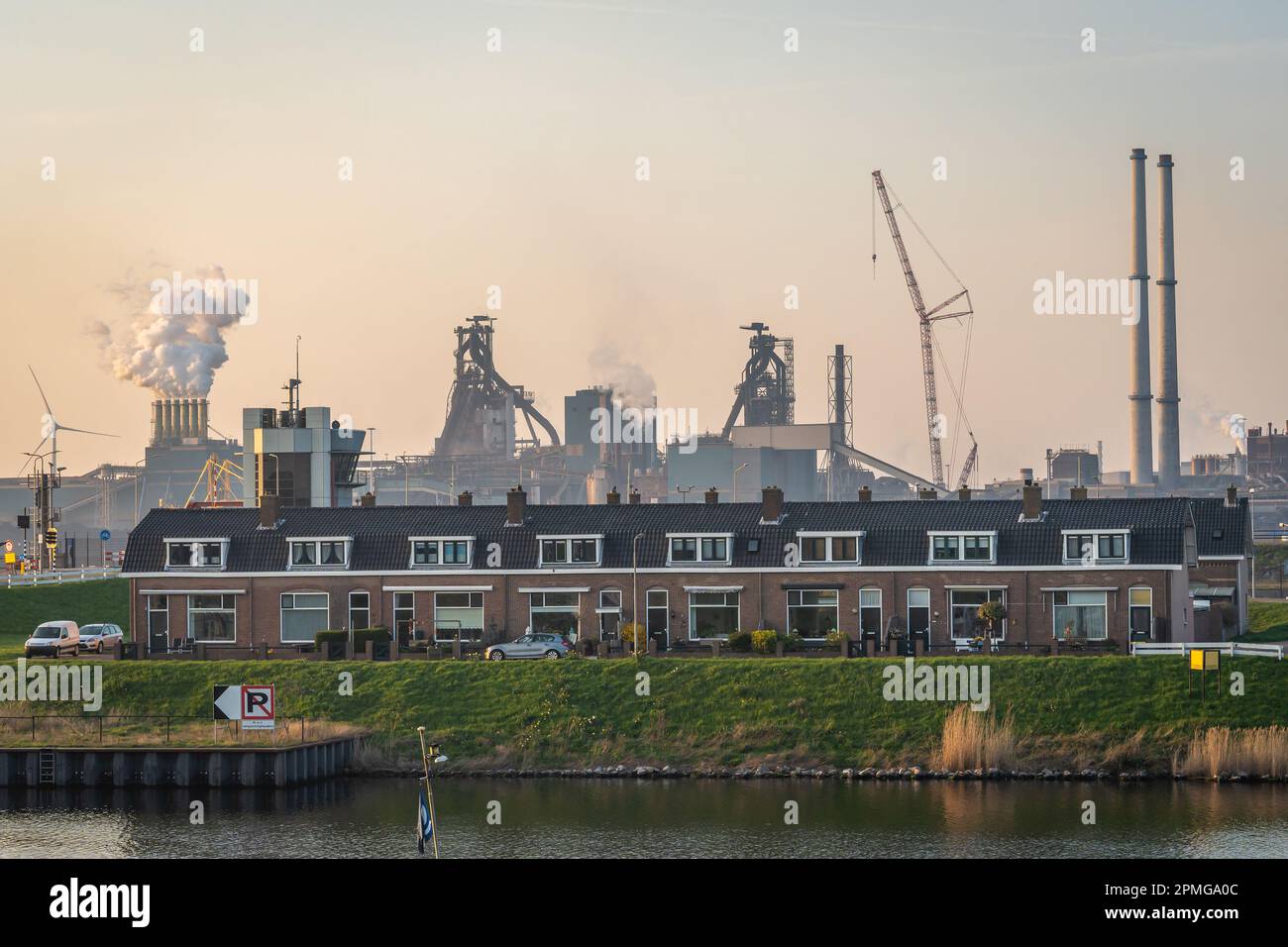 Industrie lourde à IJmuiden, pays-Bas. Quartier résidentiel néerlandais affecté par la pollution de l'air et les substances nocives Banque D'Images