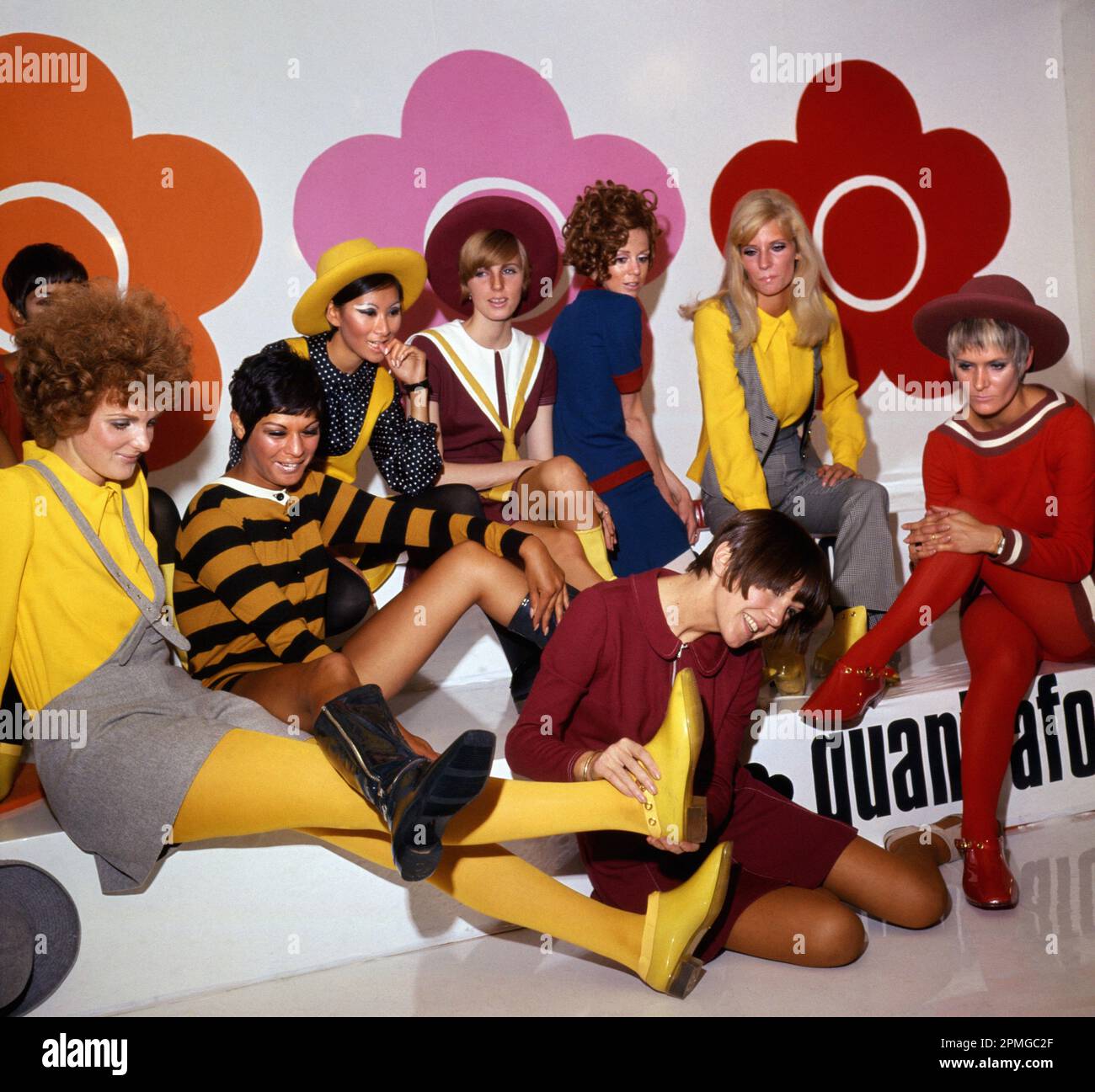 Photo du dossier datée du 01/08/67 de Mary Quant (premier plan), avec des modèles montrant ses nouvelles créations de chaussures. La coutumieuse Mary Quant est décédée à l'âge de 93 ans, a déclaré sa famille. Une déclaration de sa famille à l'agence de presse PA a déclaré qu'elle « a fait paisiblement ce matin à Surrey, au Royaume-Uni ». Date de publication : jeudi 13 avril 2023. Banque D'Images