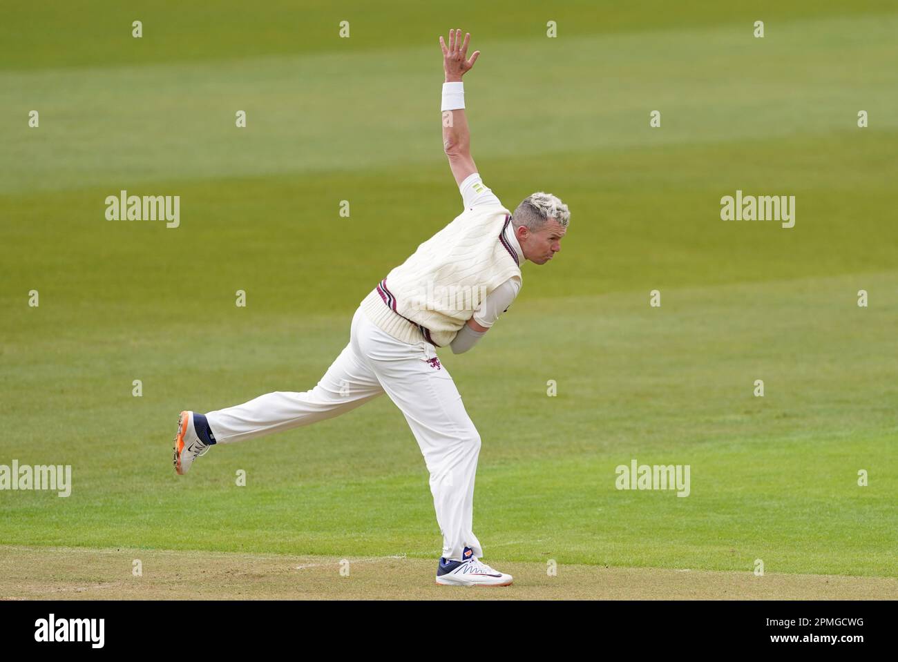 Peter Siddle de Somerset pendant la première journée du LV= Insurance County Championship, match de la Division 1 à Trent Bridge, Nottingham. Date de la photo: Jeudi 13 avril 2023. Banque D'Images