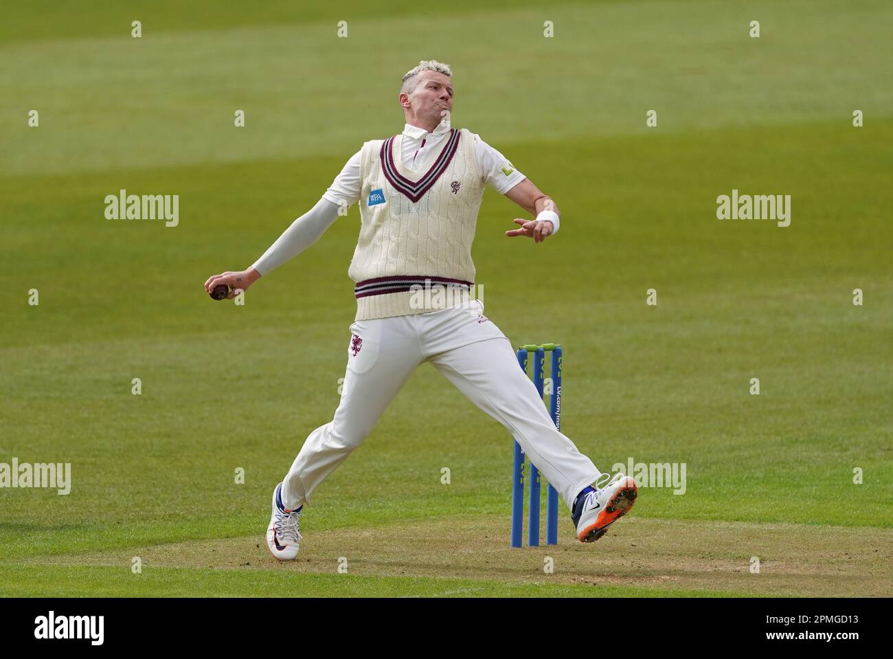 Peter Siddle de Somerset pendant la première journée du LV= Insurance County Championship, match de la Division 1 à Trent Bridge, Nottingham. Date de la photo: Jeudi 13 avril 2023. Banque D'Images