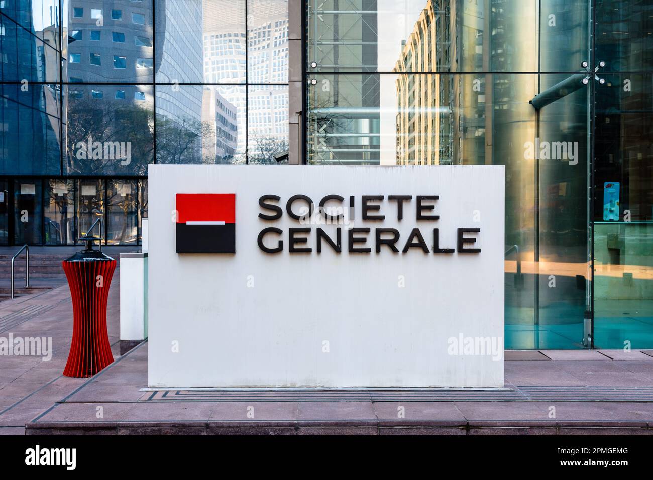 Signe de la Société générale à l'entrée du siège du groupe bancaire français dans le quartier d'affaires de la Défense. Banque D'Images