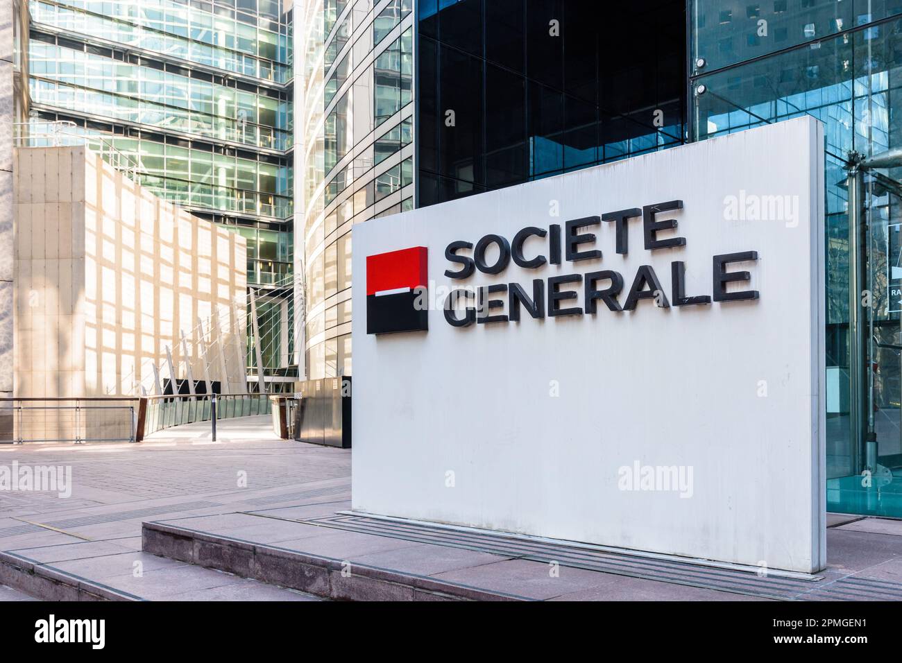 Signe de la Société générale à l'entrée du siège du groupe bancaire français dans le quartier d'affaires de la Défense. Banque D'Images