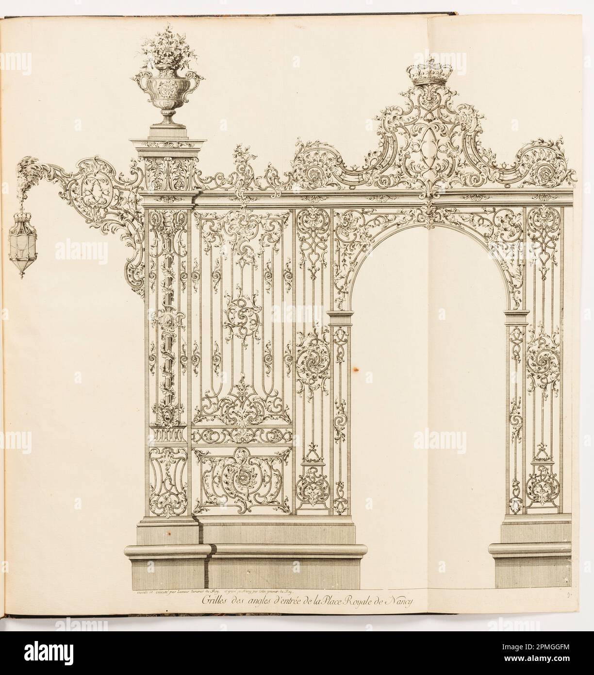 Imprimé, grilles des angles d'entrée de la place Royale de Nancy; conçu par Jean Lamour; Imprimeur: Dominique Collin (français, 1725 – 1781); gravé par Nicole Collin; France; gravure et gravure sur papier couchée; feuille: 45,2 x 60,5 cm (17 13/16 x 23 13/16 po) Marq. Plateau : 41,6 x 52,9 cm (16 3/8 x 20 13/16 po.) Banque D'Images