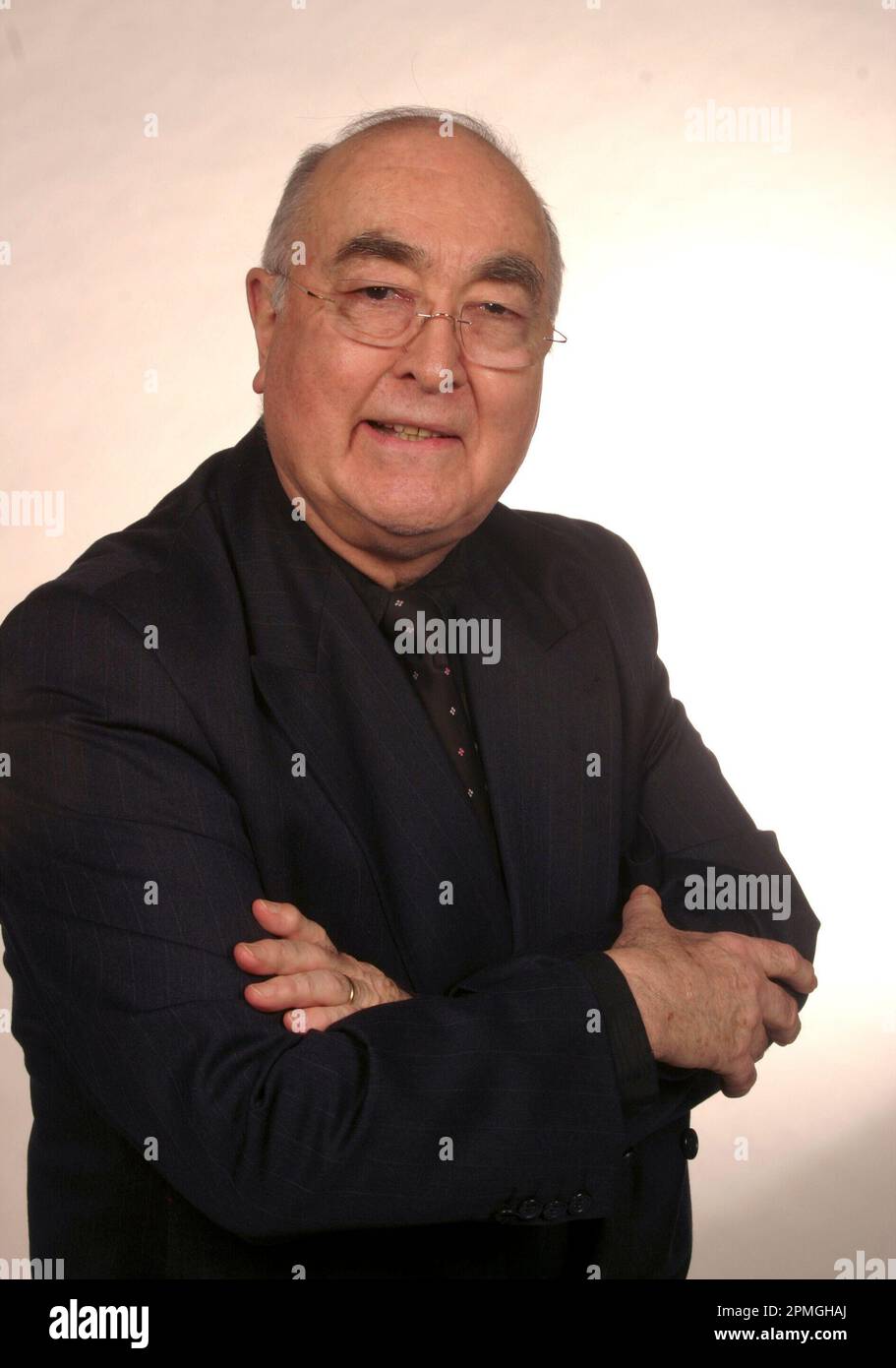 ARCHIVE PHOTO: L'acteur Ludwig HAAS aurait été 90 ans sur 16 avril 2023, Ludwig HAAS, Allemagne, acteur, Joue le Dr. Ludwig Dressler dans la série ARD 'Lindenstrasse', portrait, format vertical, 13 janvier 2005. ? Banque D'Images