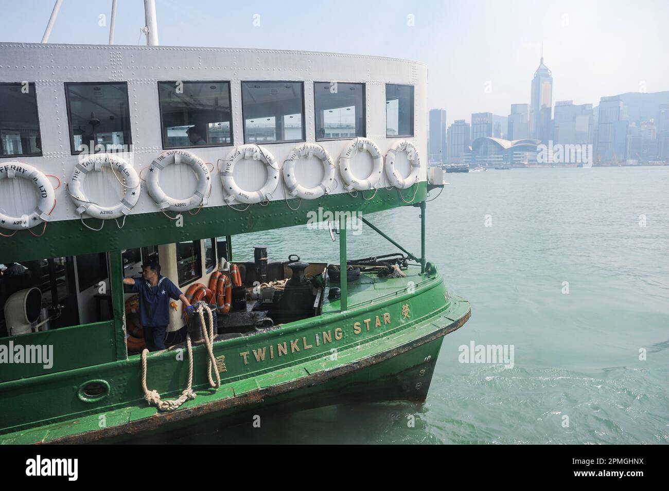08.10.2014, Hong Kong, SAR, Chine, Asie - Un ferry pour passagers de la Star Ferry Company nommé Twinkling Star docks à l'embarcadère de Kowloon. Banque D'Images