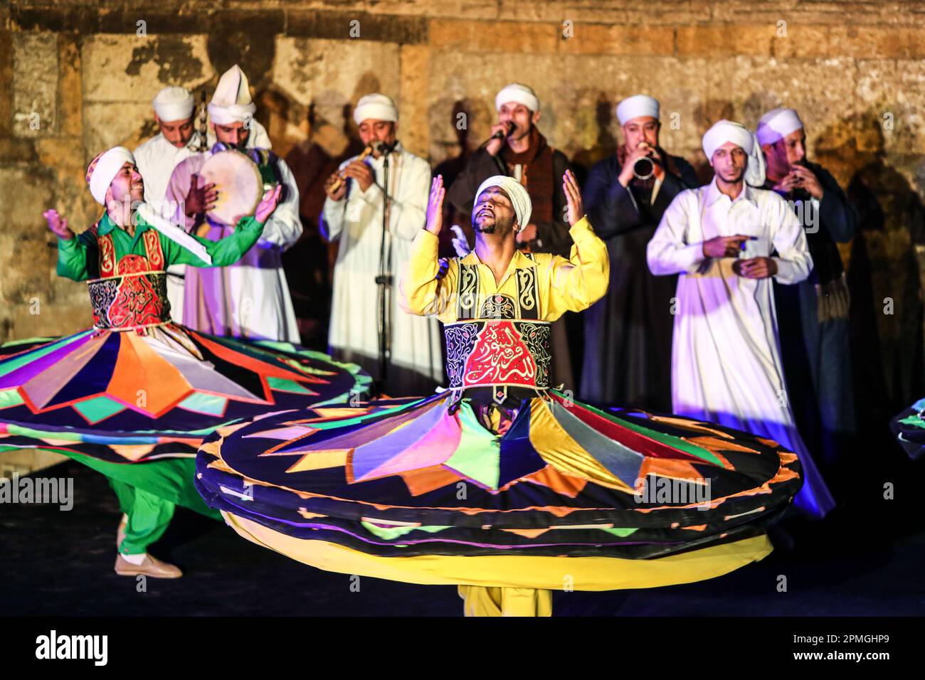Le Caire, Égypte. 12th avril 2023. Les danseurs exécutent Tanoura, une danse populaire égyptienne traditionnelle, pendant le mois Saint du Ramadan au complexe du Sultan Al-Ghuri au Caire, en Égypte, sur 12 avril 2023. Tanoura est un mot arabe, qui signifie jupe en anglais. La danse tanoura est une danse populaire traditionnelle en Égypte, où la danseuse en jupes colorées tourne à la musique des chansons. Credit: Ahmed Gomaa/Xinhua/Alamy Live News Banque D'Images