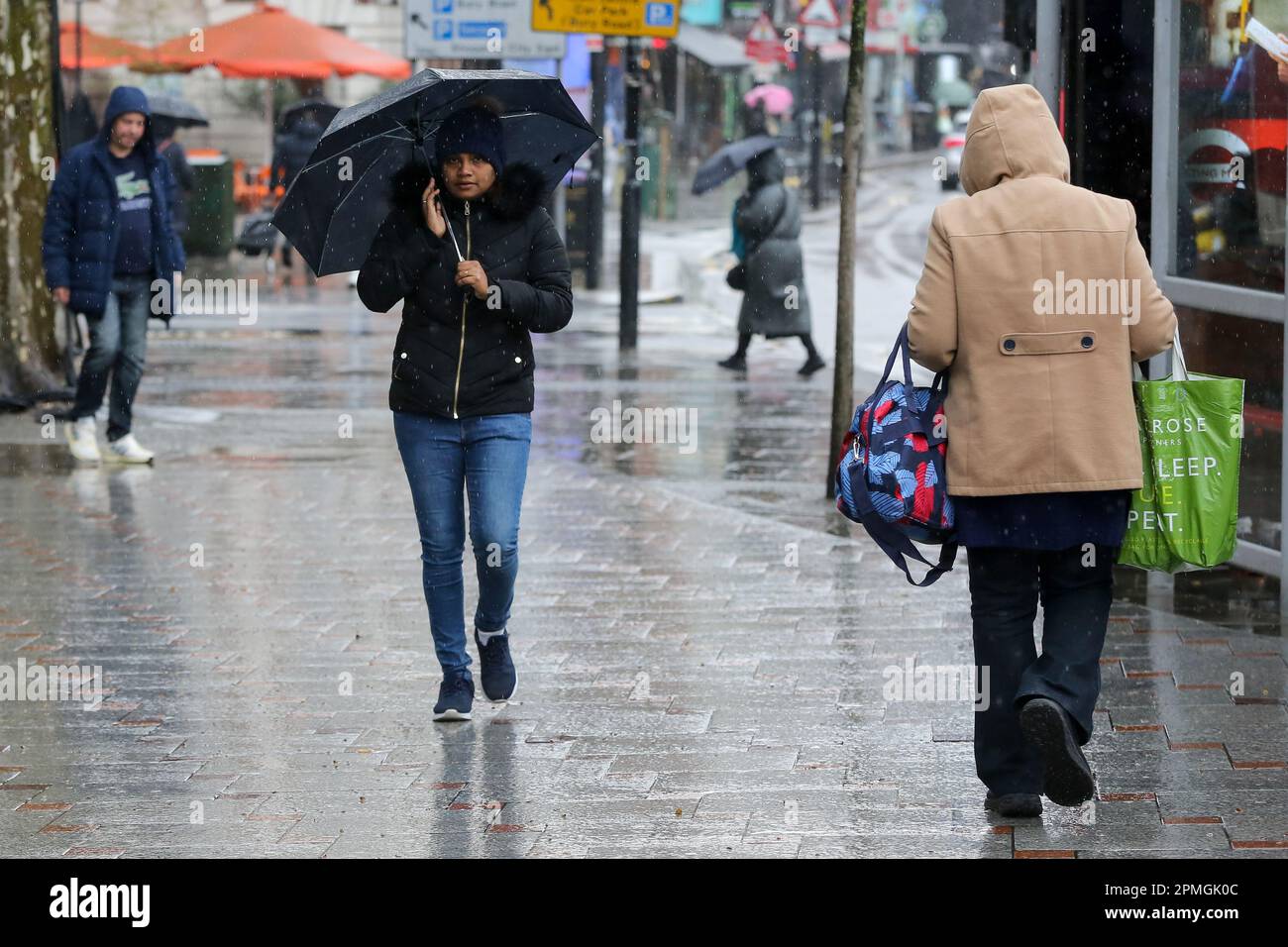 Londres, Royaume-Uni. 31st mars 2023. Une femme tient un parapluie pour la protéger de la pluie à Londres. Un temps sec et chaud est prévu pour les prochains jours. (Photo par Steve Taylor/SOPA Images/Sipa USA) crédit: SIPA USA/Alay Live News Banque D'Images