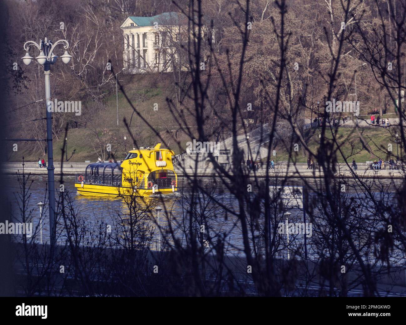 19 avril 2019 - Moscou, Russie: Véritable joli navire jaune sur le printemps de la rivière de Moscou Banque D'Images
