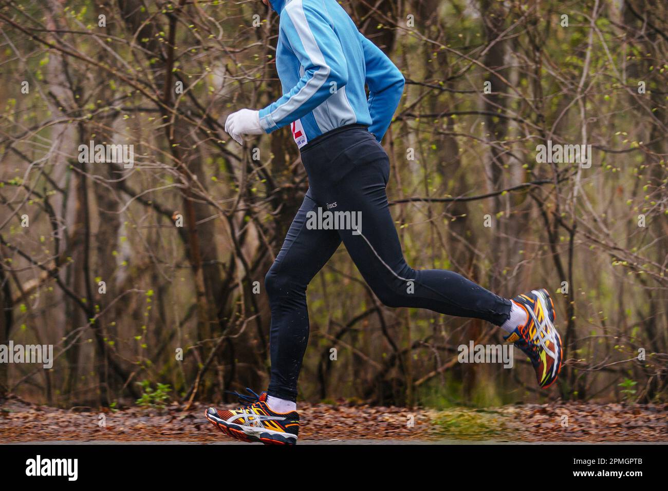 Chelyabinsk, Russie - 23 avril 2016: Coureur de course d'homme parc de  route marathon de printemps dans les chaussures de course et les jambières  d'Asics Photo Stock - Alamy