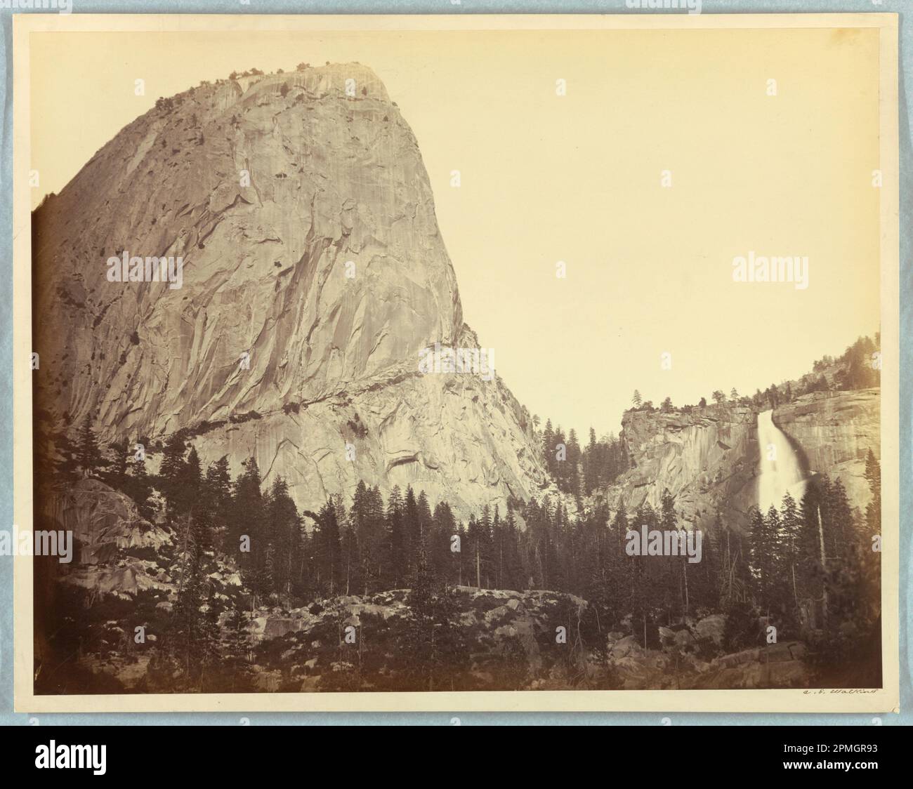 Photographie, Mont Broderick, Nevada Falls, 700 pieds, Yosemite; Photographié par Carleton E. Watkins (américain, 1829 – 1916); États-Unis; imprimé argentique en albumine; 41,2 x 52,6 cm (16 1/4 x 20 11/16 po) Banque D'Images
