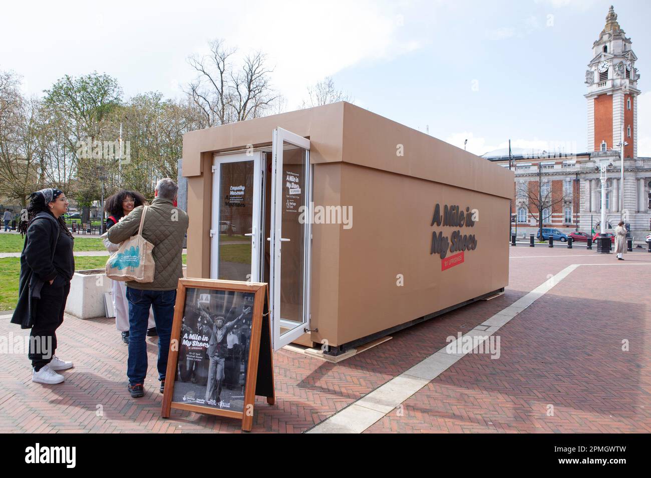 Londres, Royaume-Uni, le 13 avril 2023 : une boîte à chaussures géante est arrivée à Windrush Square, Brixton, et contient une exposition contextuelle « Walk a mile in My Shoes » du musée de l'empathie. Les visiteurs choisissent une paire de chaussures et écoutent un enregistrement du propriétaire de chaussures discutant de leur expérience du soulèvement de Brixton de 1981, ou d'autres soulèvements à Bristol et Liverpool à cette époque. Anna Watson/Alay Live News Banque D'Images