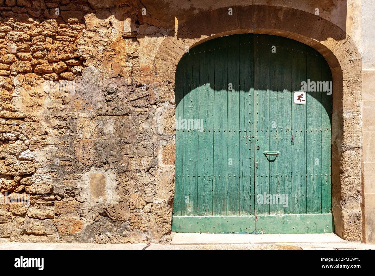 Une porte en bois vert vintage. Banque D'Images