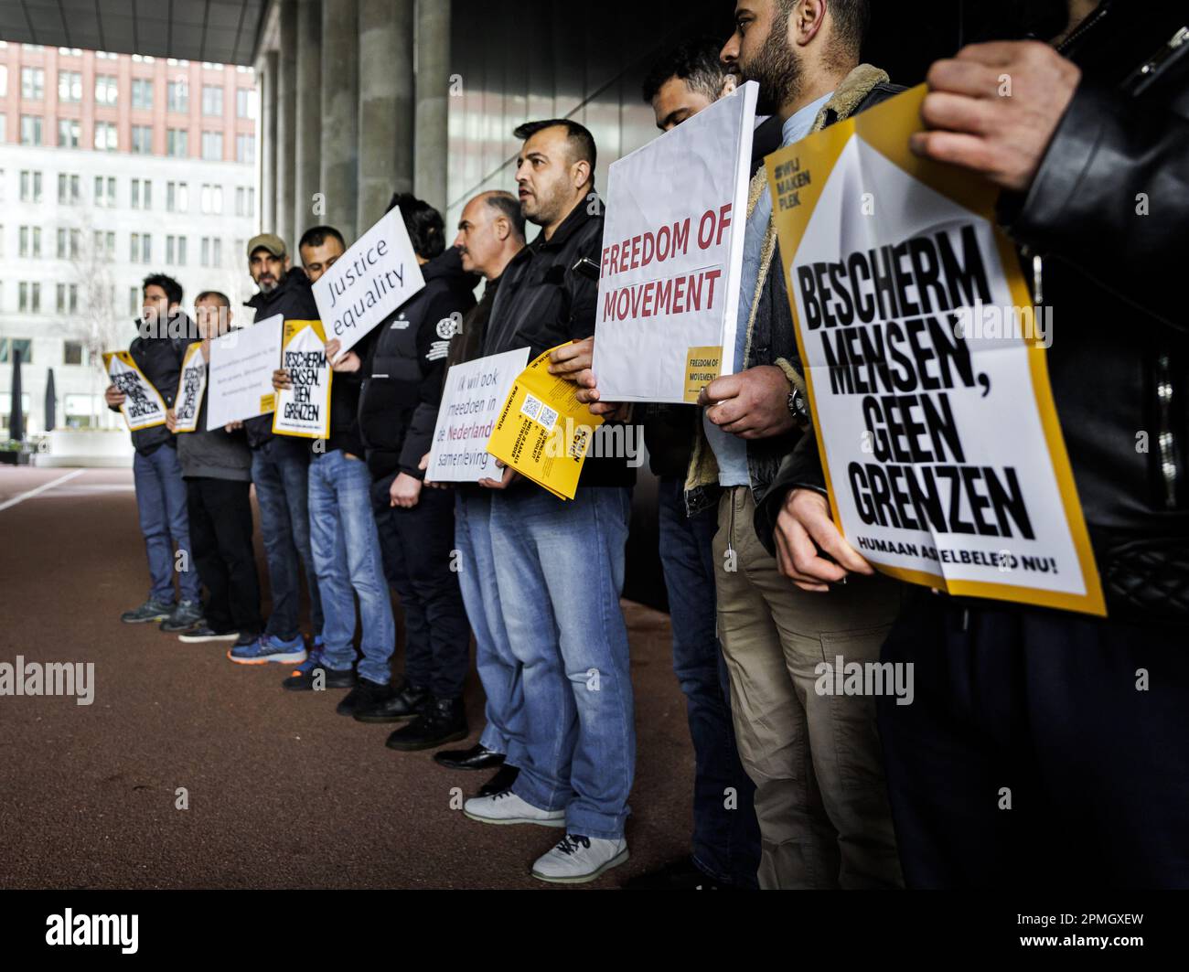 LA HAYE - les demandeurs d'asile font campagne à la IND. Avec l'action, ils attirent l'attention sur les longs délais d'attente pendant la procédure d'asile. ANP REMKO DE WAAL pays-bas hors - belgique hors Banque D'Images