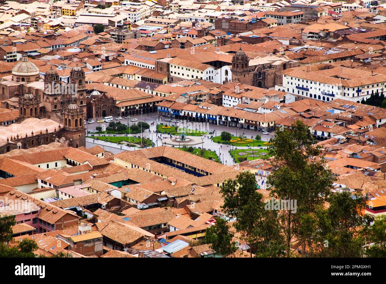 Les toits de tuiles rouges de Cusco et la place centrale Plaza de Armas dans le pays haut du Pérou. Banque D'Images
