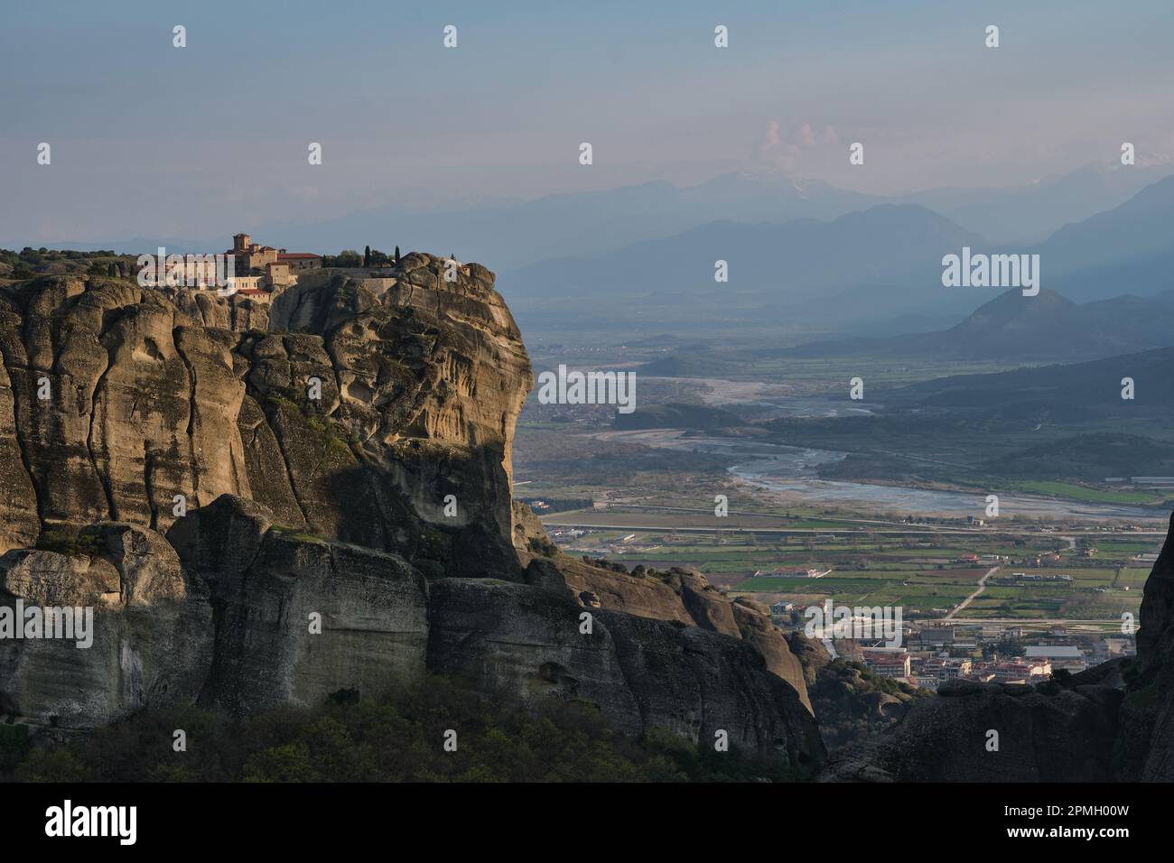 Vue sur le monastère Saint de Saint-Étienne, Meteora au coucher du soleil au printemps Banque D'Images