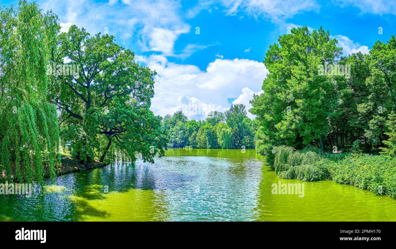 Panorama du lac supérieur avec verdure dans le parc Sofiyivka, Uman, Ukraine Banque D'Images