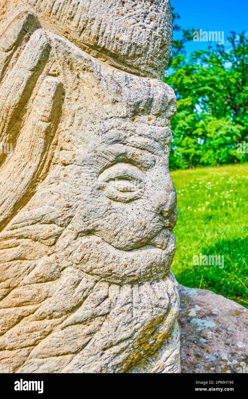 Les images des anciens dieux sur la sculpture de l'Idol Pagan Slave, arboretum du parc Sofiyivka, Uman, Ukraine Banque D'Images