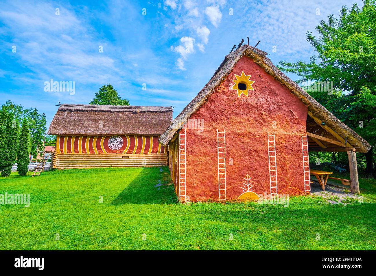 Musée de la culture de Trypil dans le village de Talne avec des maisons en adobe terracota reconstruites, Ukraine Banque D'Images