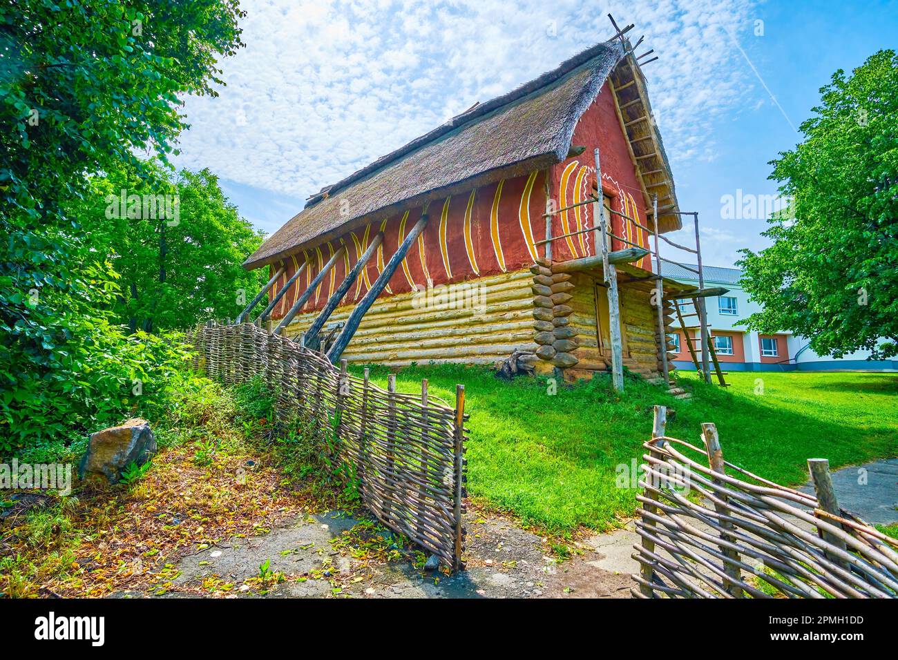 Maisons reconstruites dans le musée de la culture Trypil dans le village de Talne, en Ukraine Banque D'Images