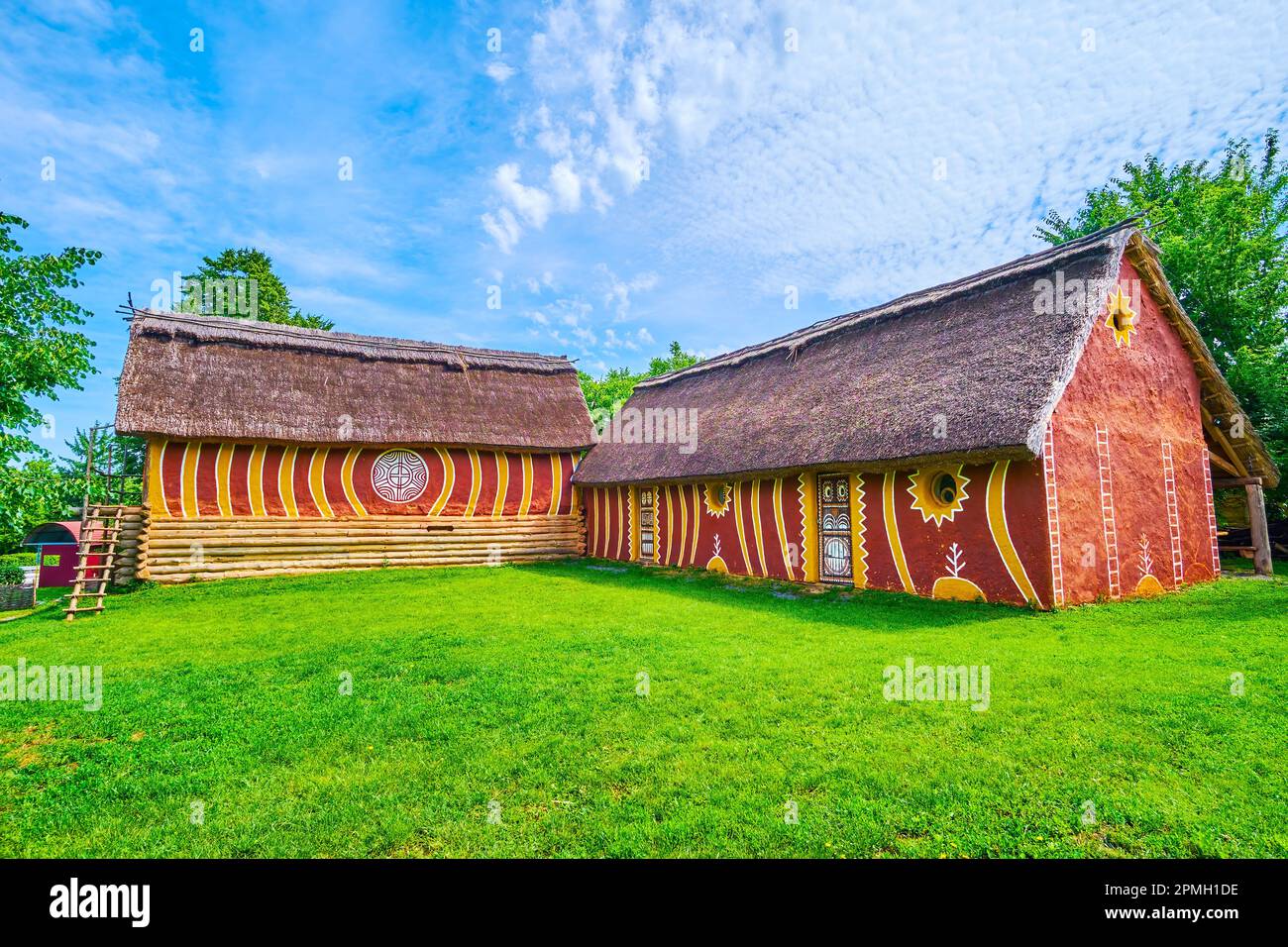 Maisons en adobe peintes du musée de la colonie de Trypil dans le village de Talne, en Ukraine Banque D'Images