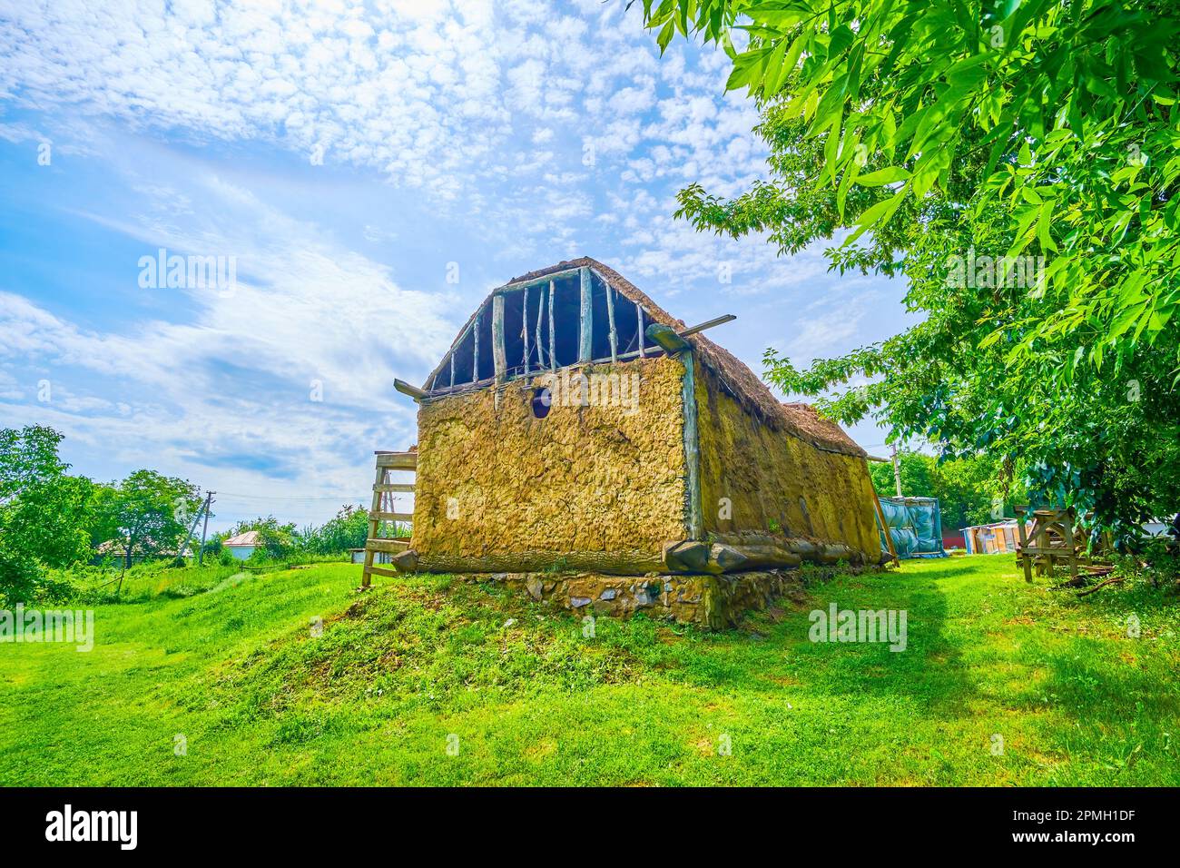 Maison en Adobe de la civilisation Trypil dans le musée en plein air du village de Talne, en Ukraine Banque D'Images