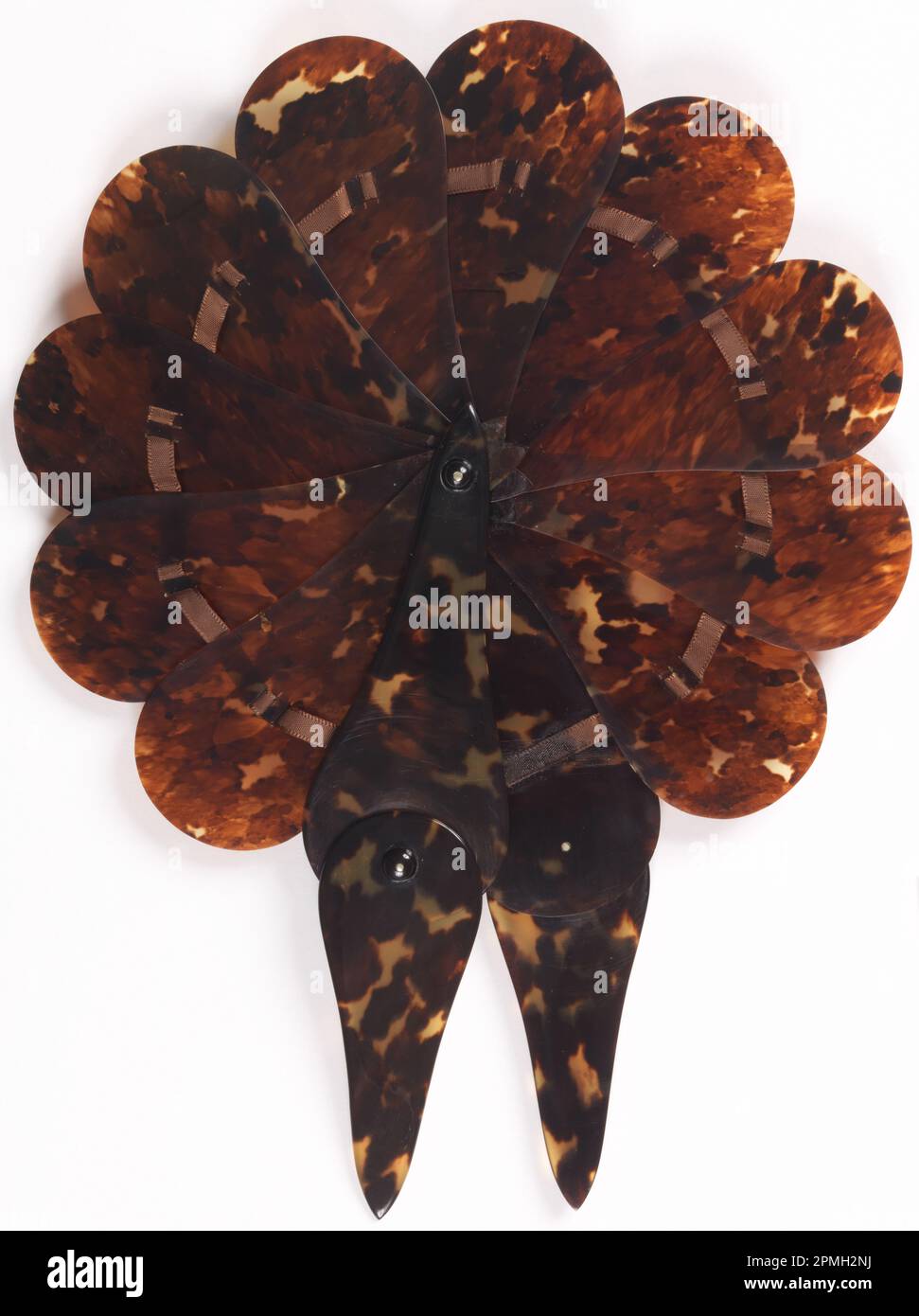 Cafard (peut-être France); bâtons et poignée de carapace de tortue, têtes de rivets de tortue avec rivets en métal, ruban de soie Banque D'Images